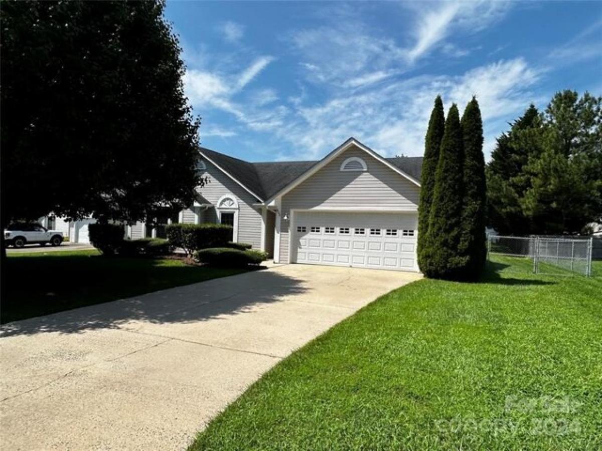 Picture of Home For Sale in Fletcher, North Carolina, United States