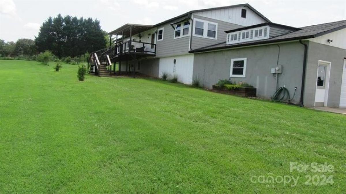 Picture of Home For Sale in Taylorsville, North Carolina, United States