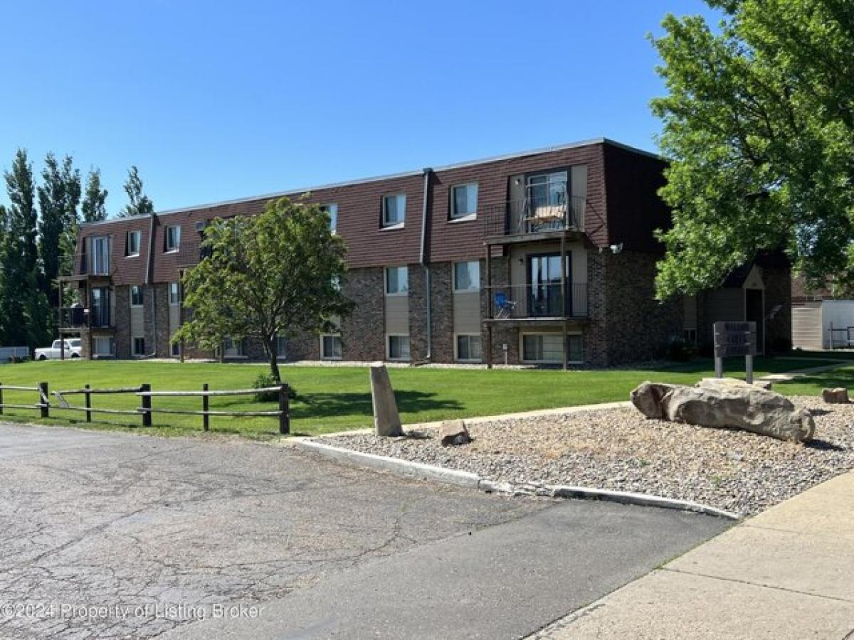 Picture of Home For Sale in Dickinson, North Dakota, United States