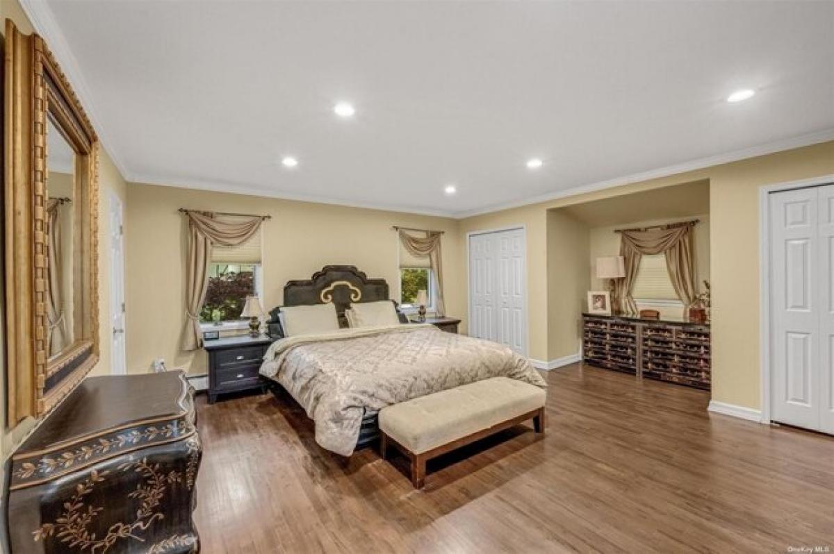 Picture of Home For Sale in Commack, New York, United States