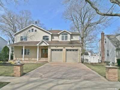 Home For Sale in East Meadow, New York