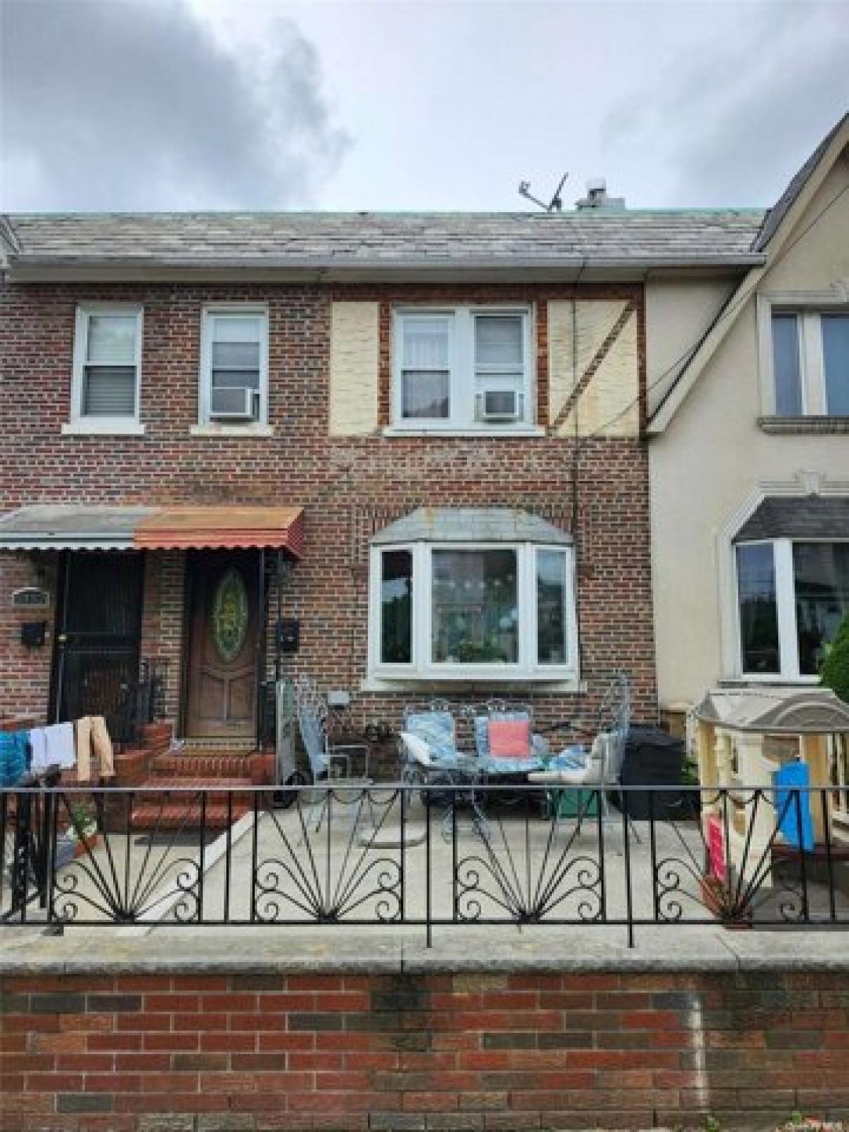 Picture of Home For Sale in Maspeth, New York, United States