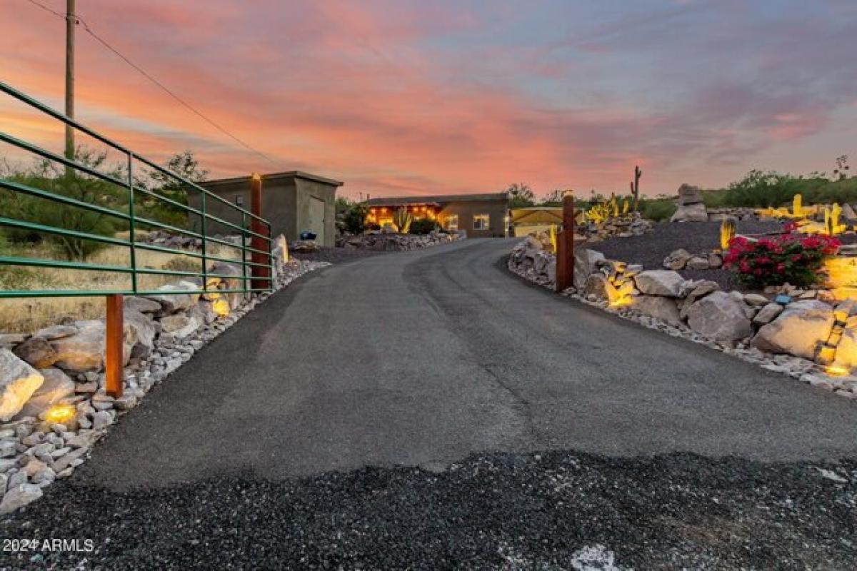 Picture of Home For Sale in New River, Arizona, United States