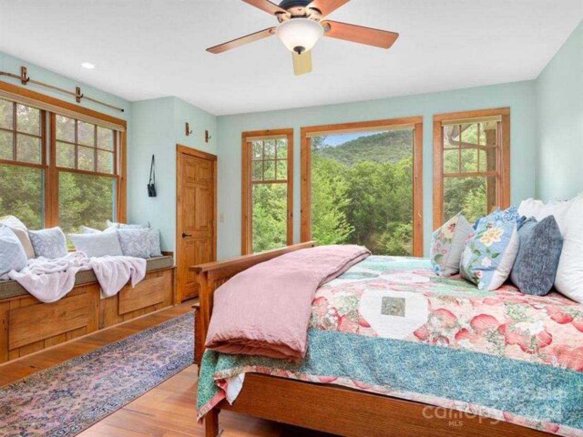 Picture of Home For Sale in Lake Lure, North Carolina, United States