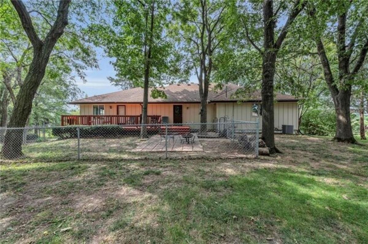 Picture of Home For Sale in Lansing, Kansas, United States