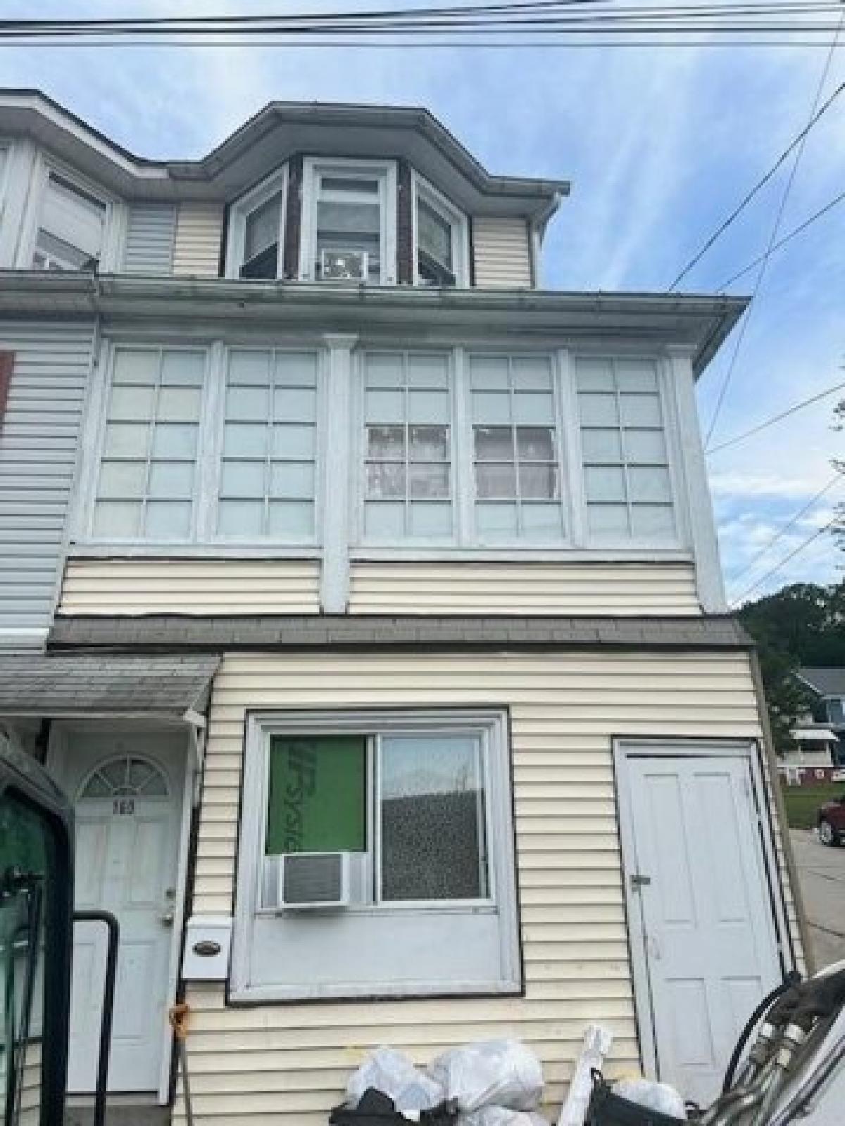 Picture of Home For Sale in Lansford, Pennsylvania, United States