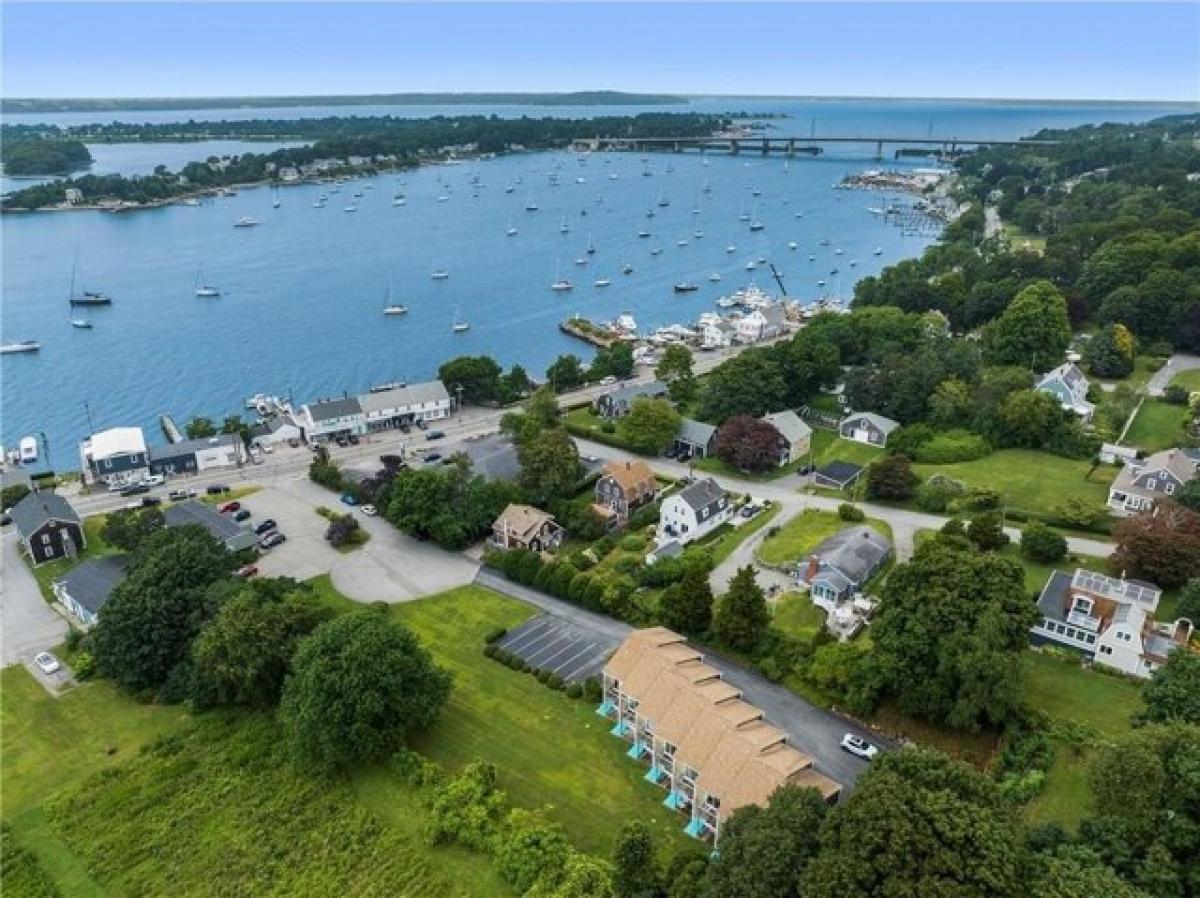 Picture of Home For Sale in Tiverton, Rhode Island, United States