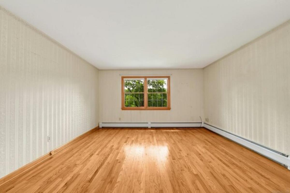 Picture of Home For Sale in Trumbull, Connecticut, United States