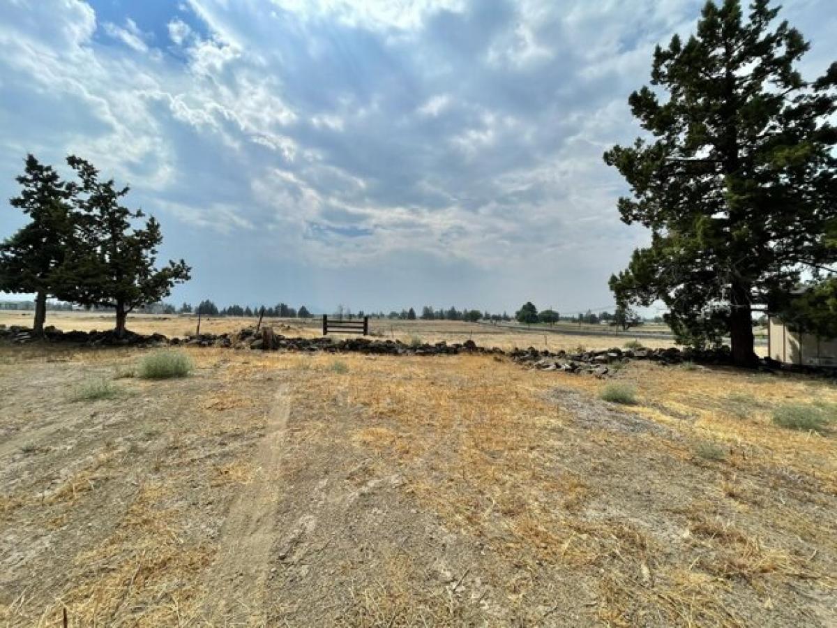 Picture of Residential Land For Sale in Redmond, Oregon, United States