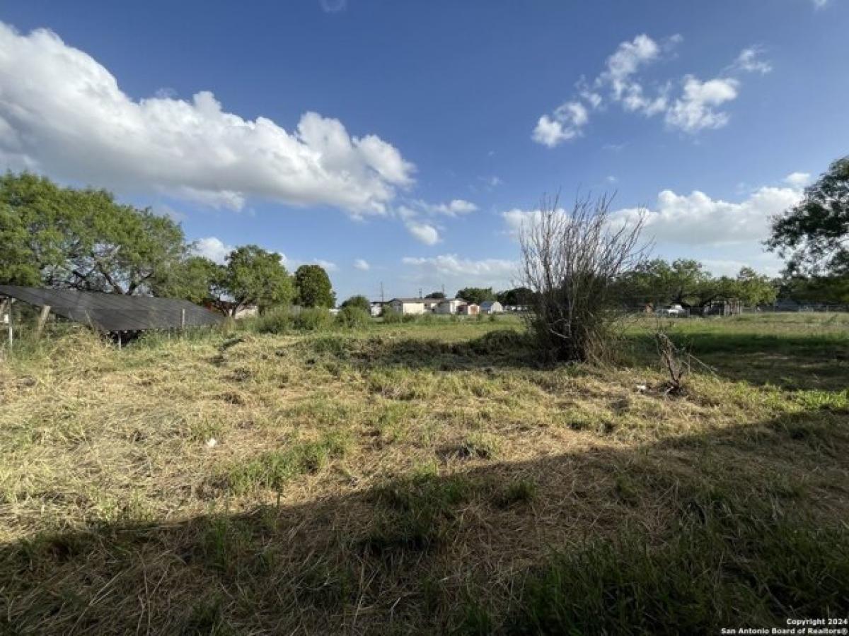 Picture of Home For Sale in Elmendorf, Texas, United States