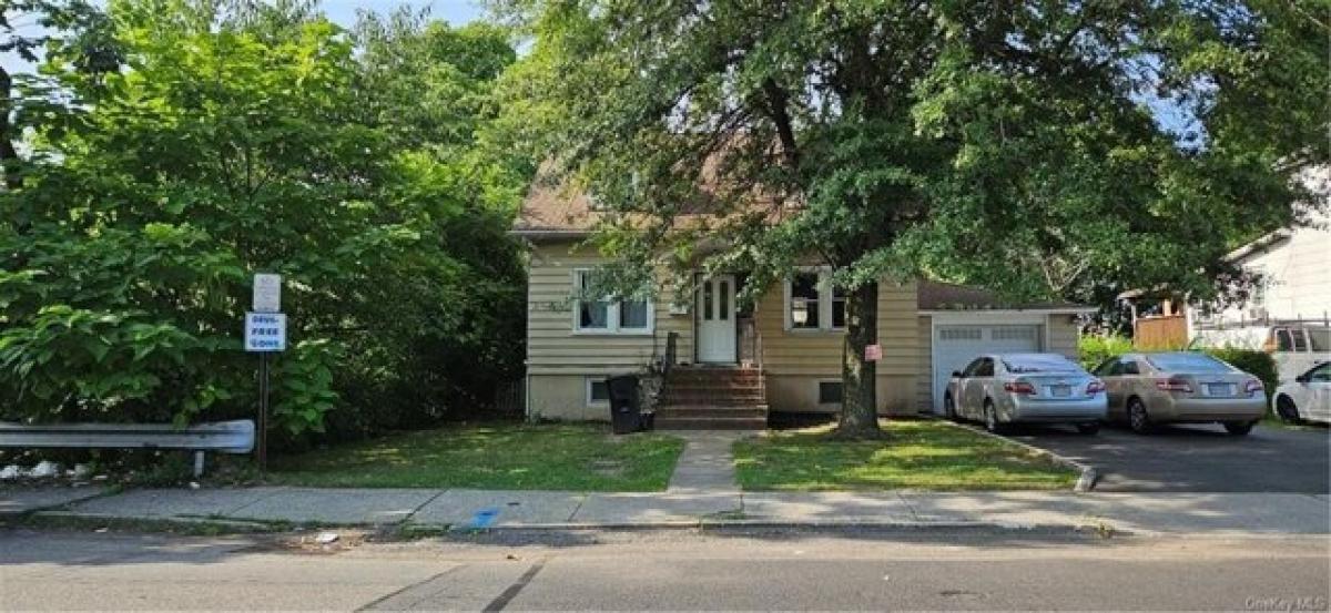 Picture of Home For Sale in Spring Valley, New York, United States