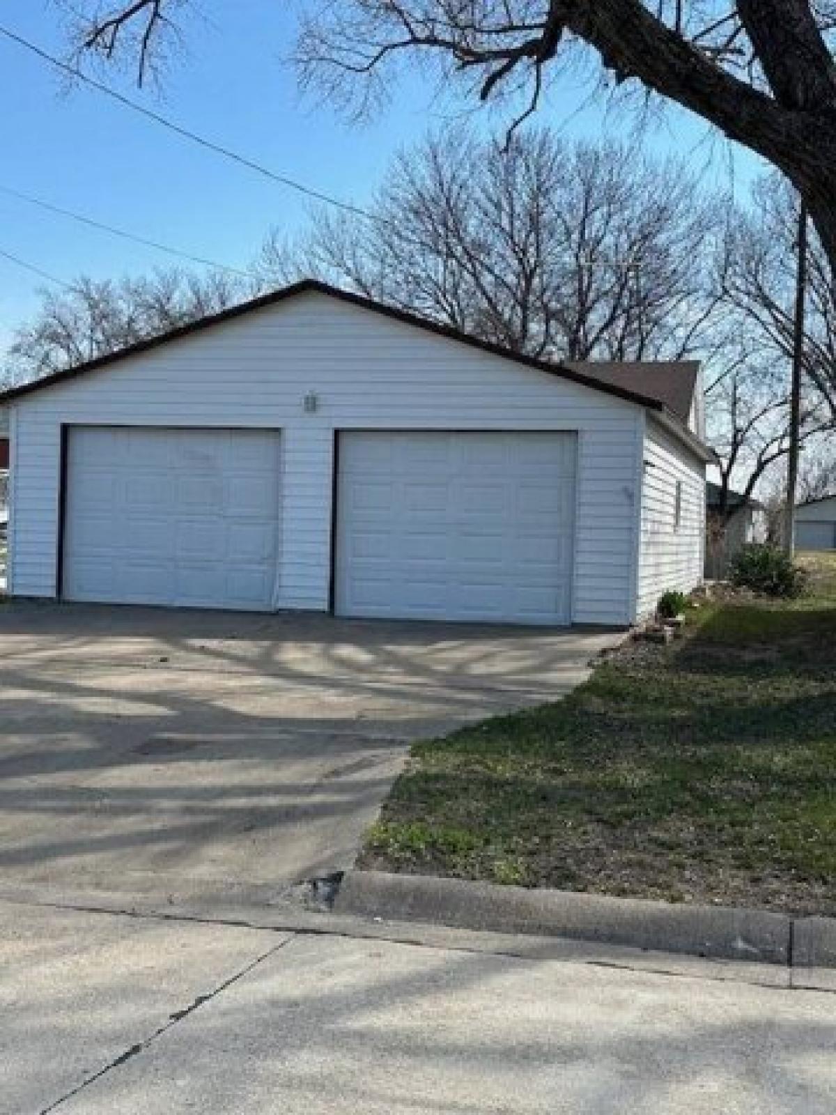 Picture of Home For Sale in Superior, Nebraska, United States