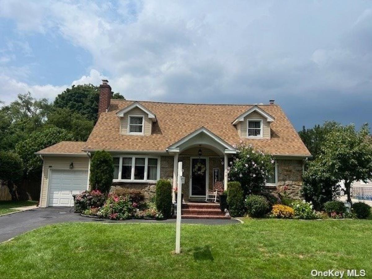 Picture of Home For Sale in Westbury, New York, United States