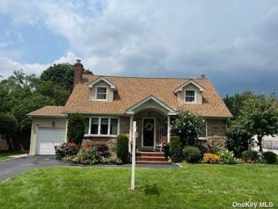 Home For Sale in Westbury, New York