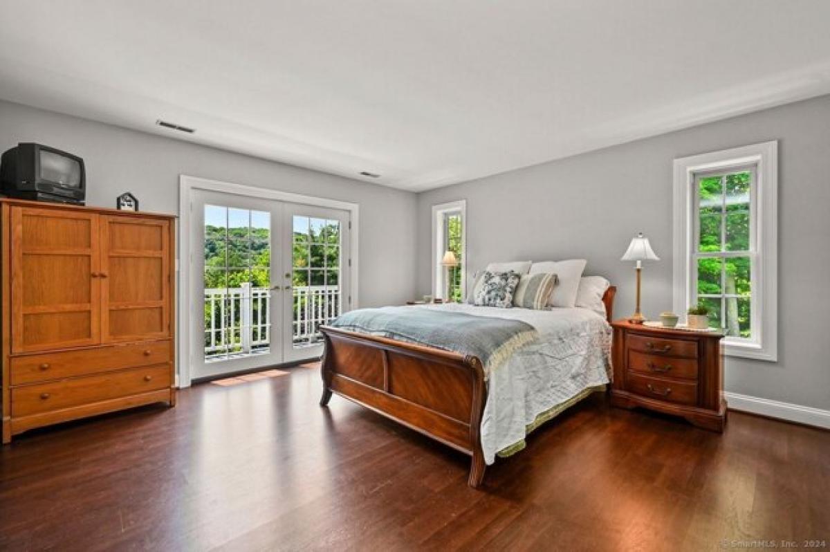 Picture of Home For Sale in Southbury, Connecticut, United States