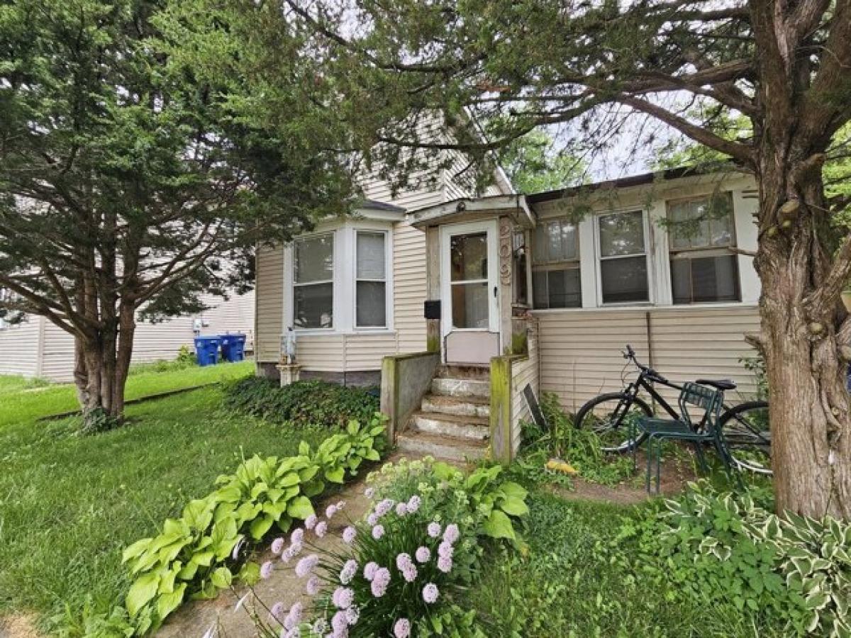 Picture of Home For Sale in Waukegan, Illinois, United States