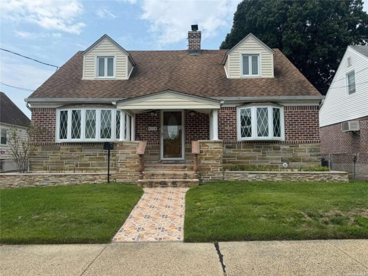 Picture of Home For Sale in Glen Oaks, New York, United States