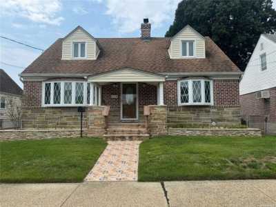 Home For Sale in Glen Oaks, New York