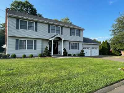 Home For Sale in Trumbull, Connecticut