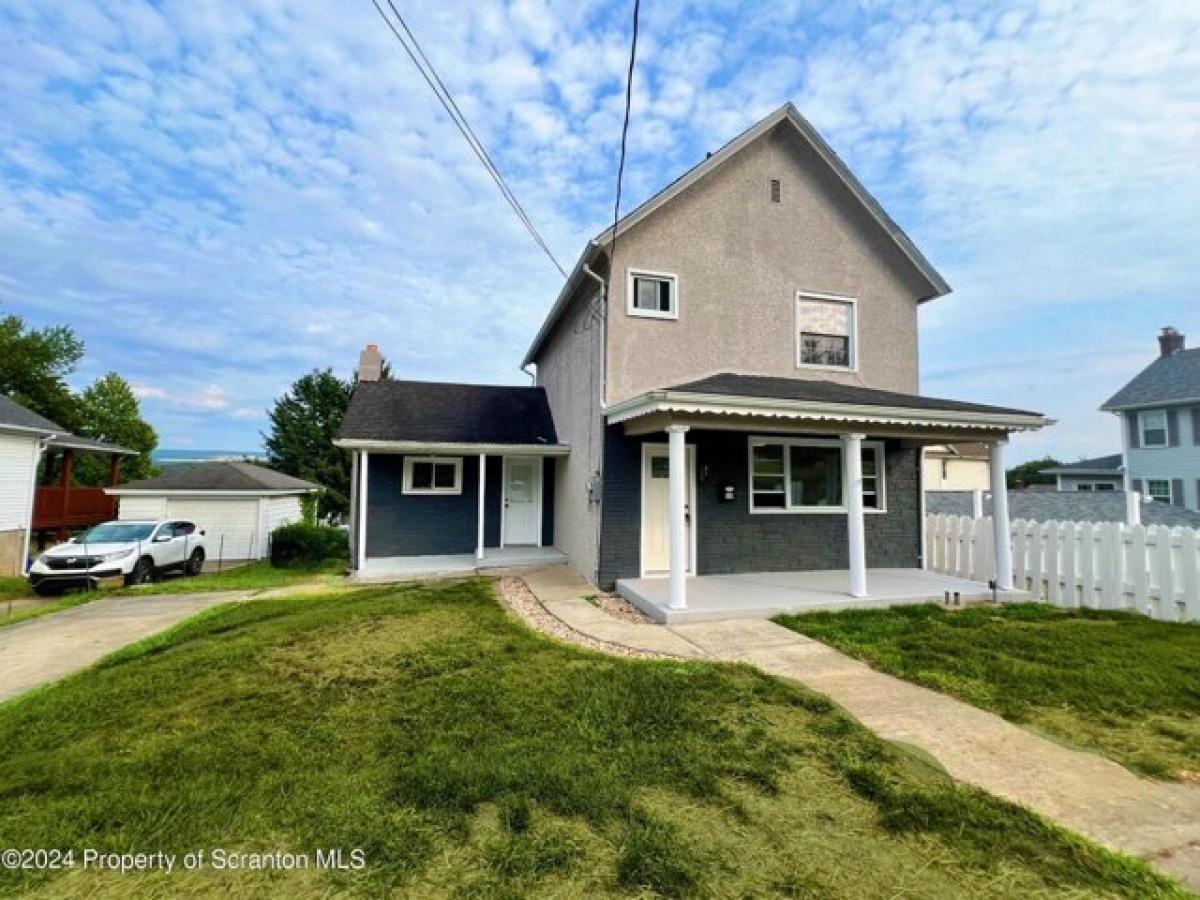 Picture of Home For Sale in Blakely, Pennsylvania, United States