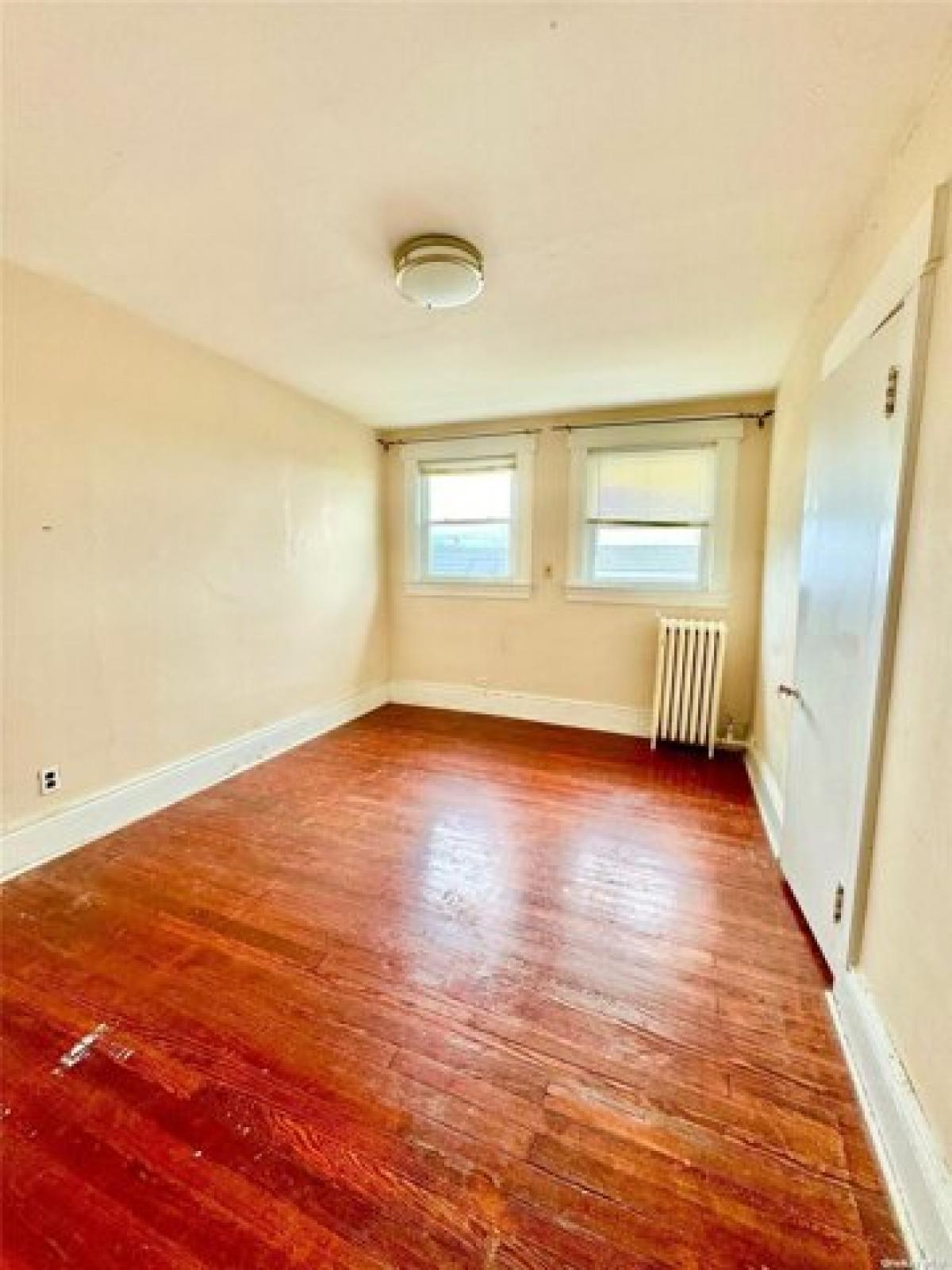 Picture of Home For Sale in Rockaway Park, New York, United States