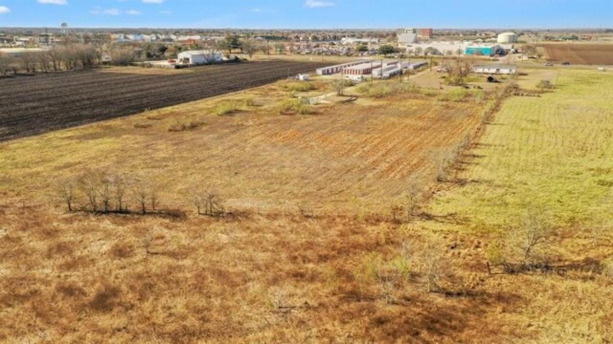 Picture of Residential Land For Sale in Taylor, Texas, United States