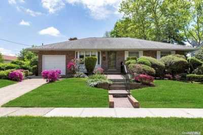 Home For Rent in Syosset, New York