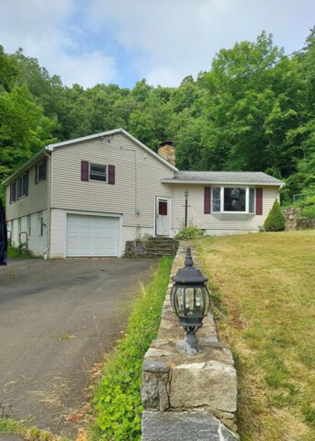 Picture of Home For Sale in Oxford, Connecticut, United States