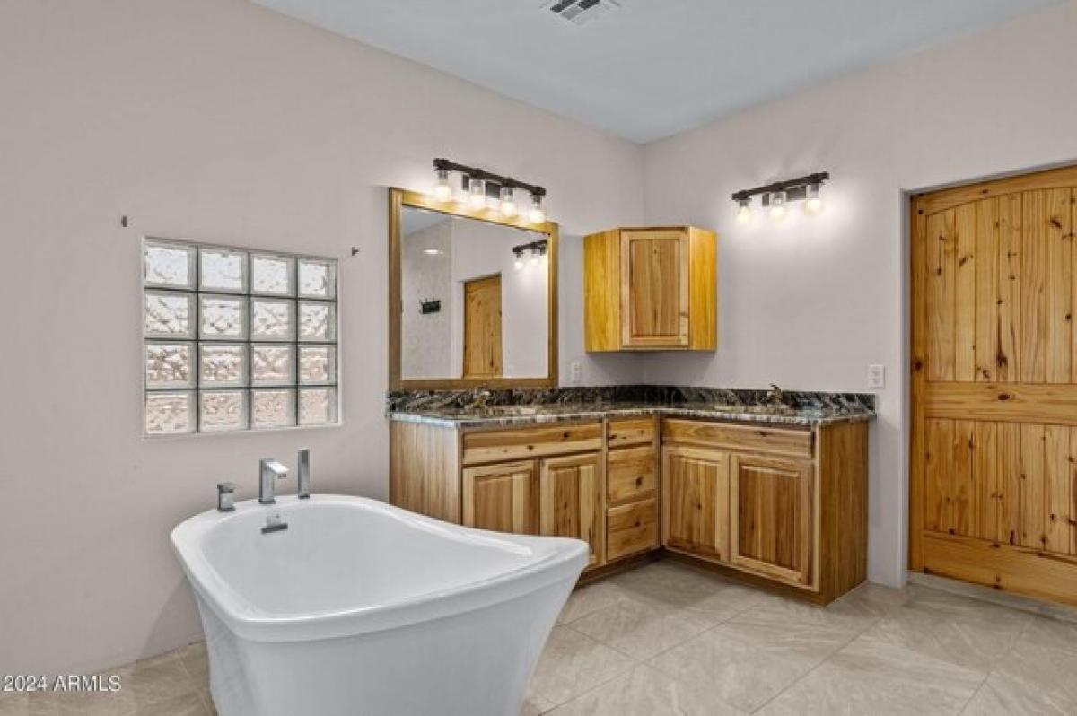 Picture of Home For Sale in Morristown, Arizona, United States