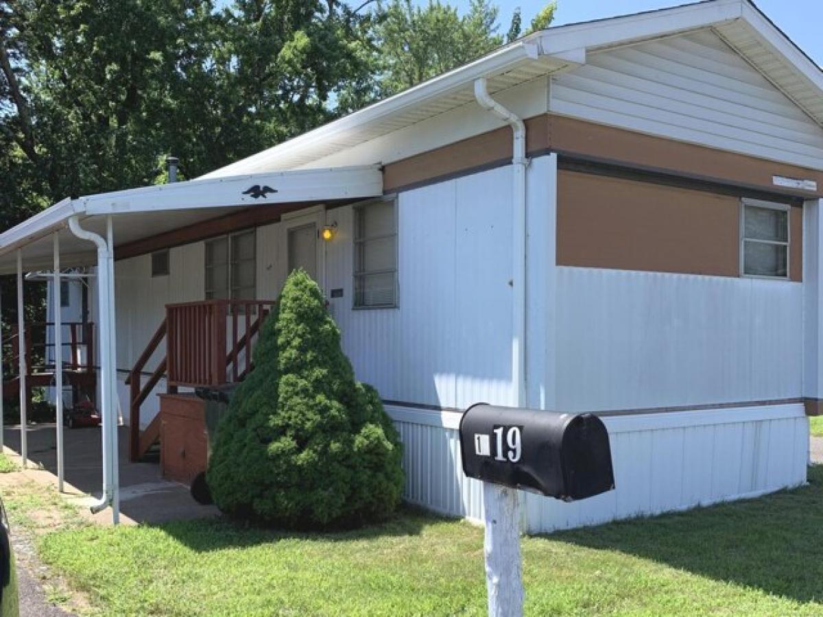 Picture of Home For Sale in East Hartford, Connecticut, United States