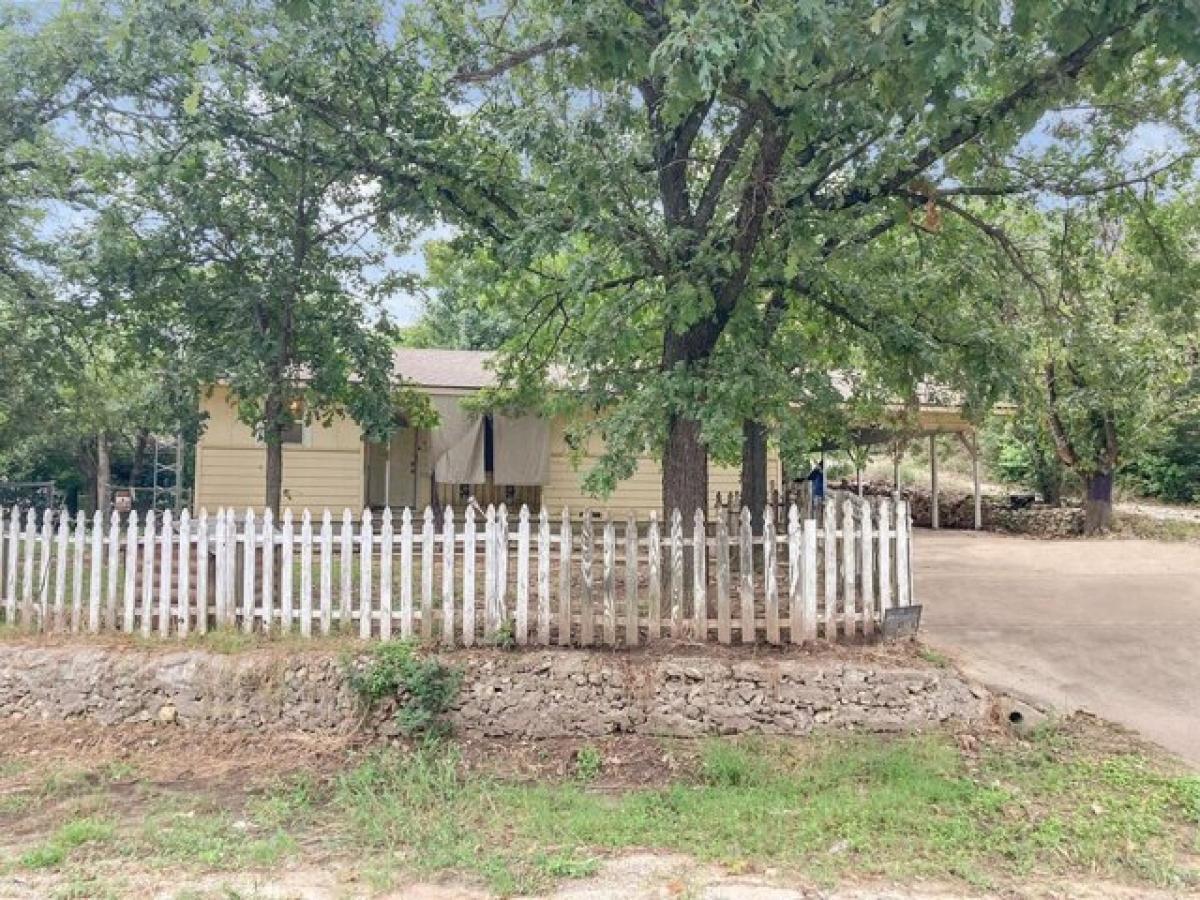 Picture of Home For Sale in Whitney, Texas, United States