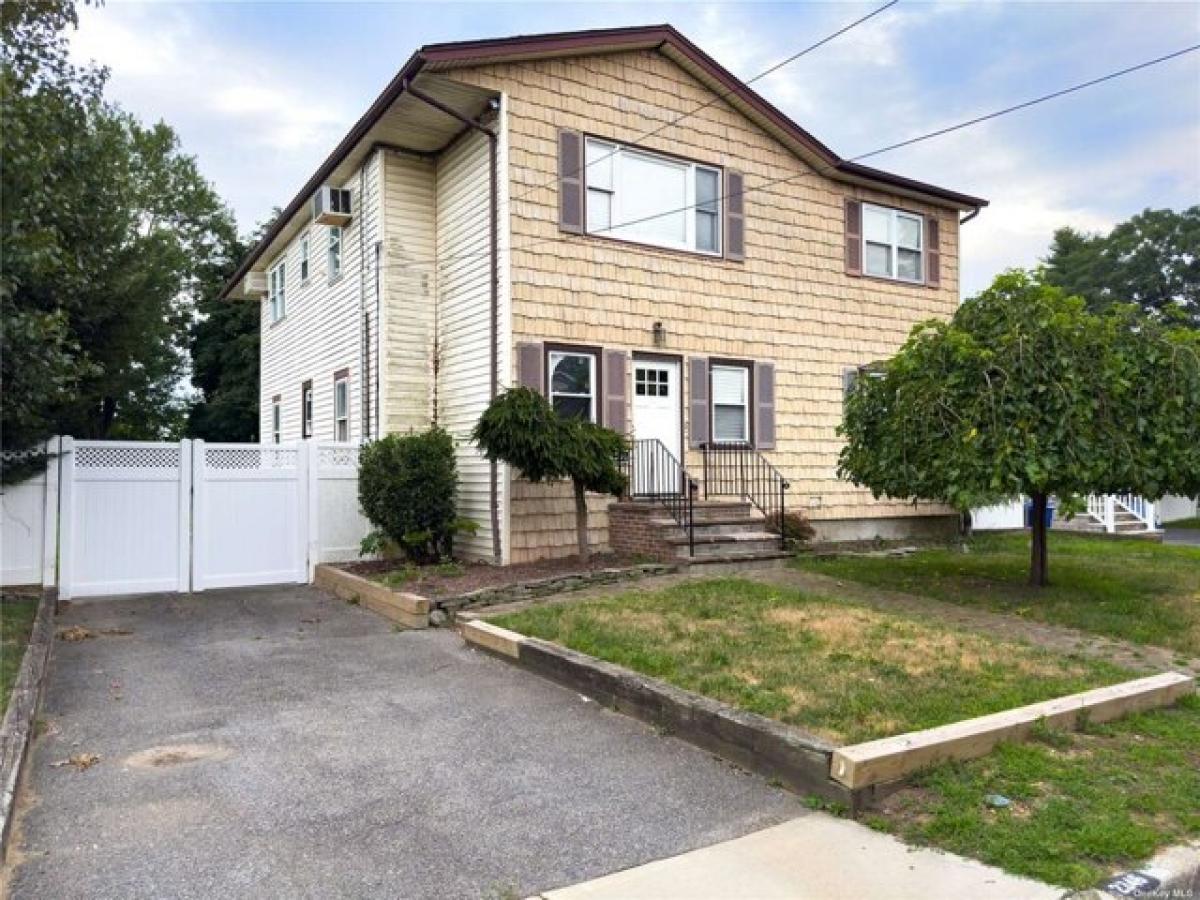 Picture of Home For Sale in North Bellmore, New York, United States