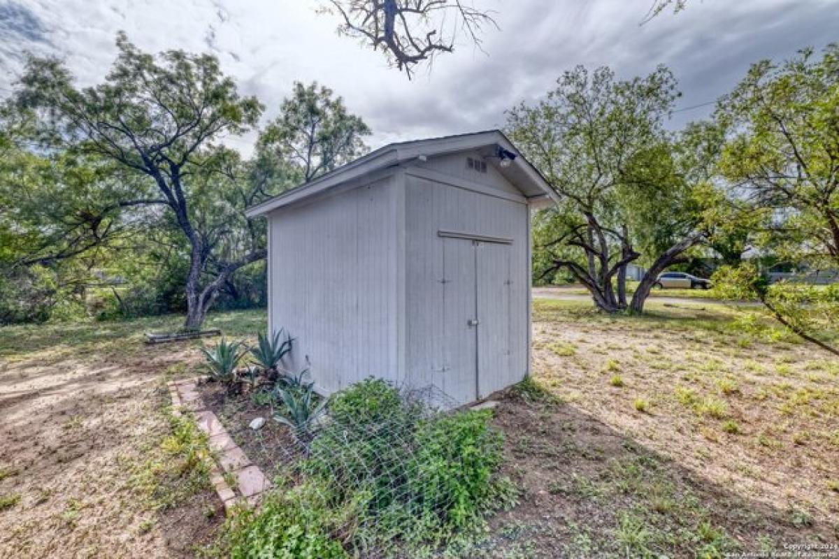 Picture of Home For Sale in Uvalde, Texas, United States