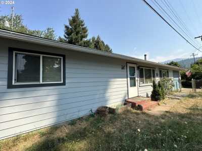 Home For Sale in Glendale, Oregon