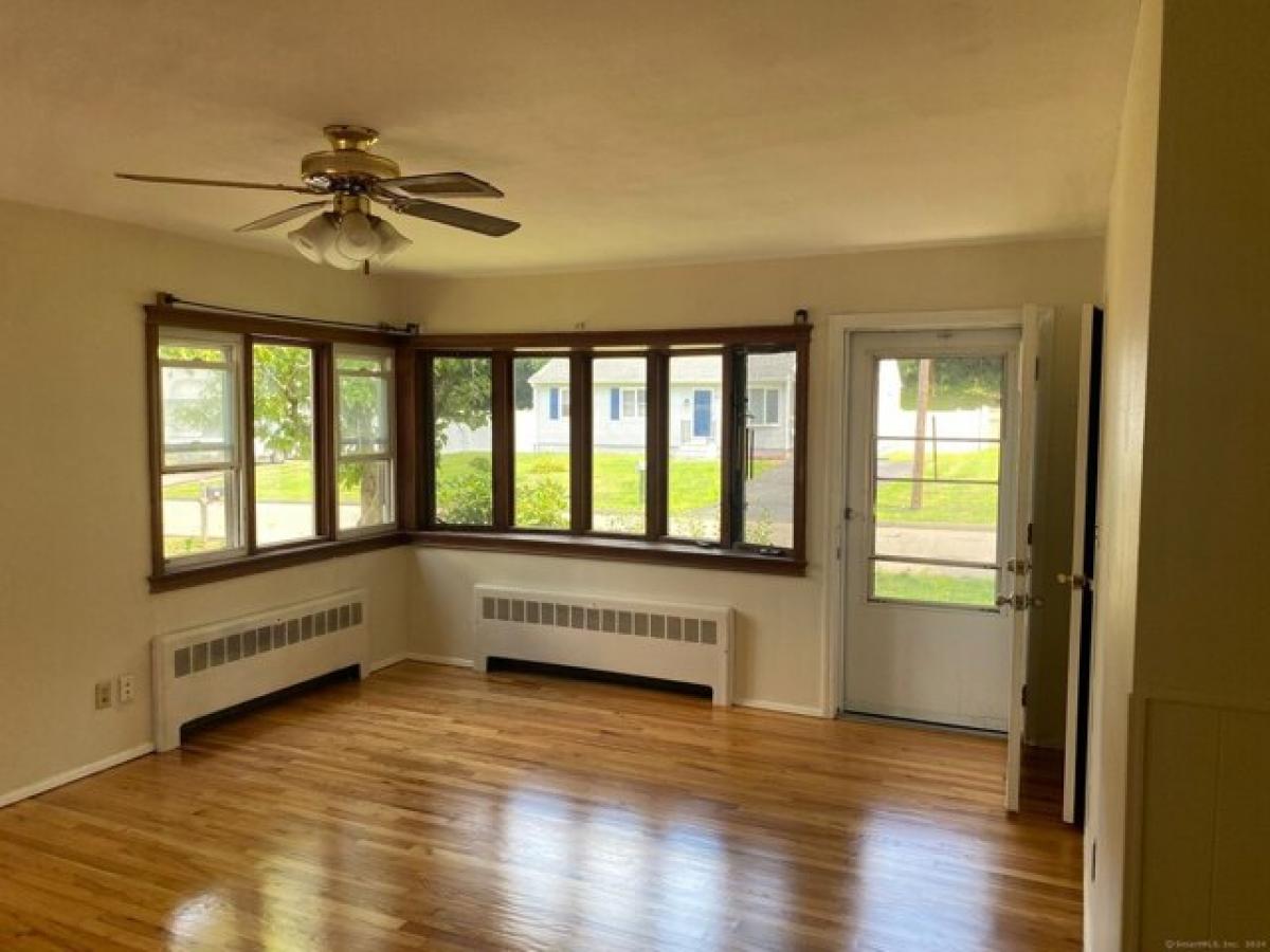 Picture of Home For Sale in East Haven, Connecticut, United States