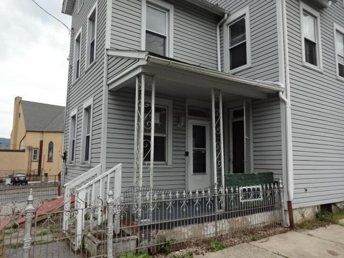 Picture of Home For Sale in Slatington, Pennsylvania, United States