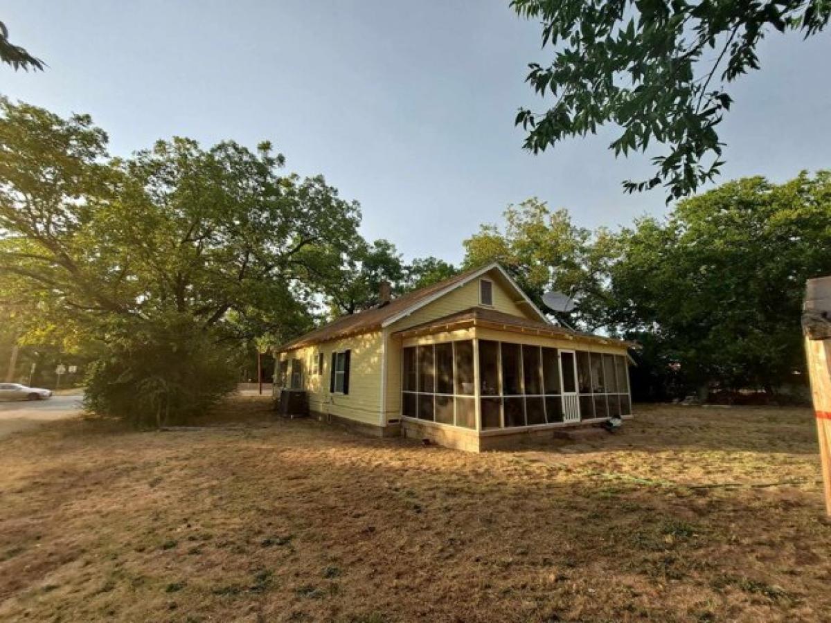 Picture of Home For Sale in Meridian, Texas, United States