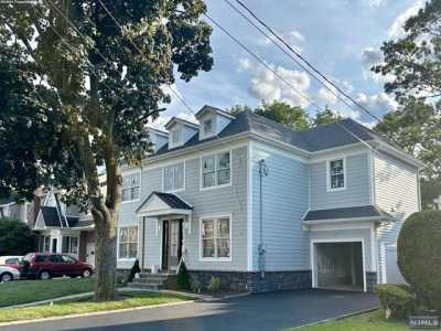 Home For Sale in Fair Lawn, New Jersey