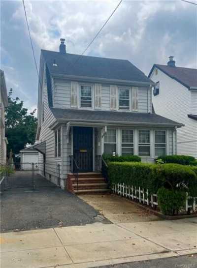 Home For Sale in Queens Village, New York