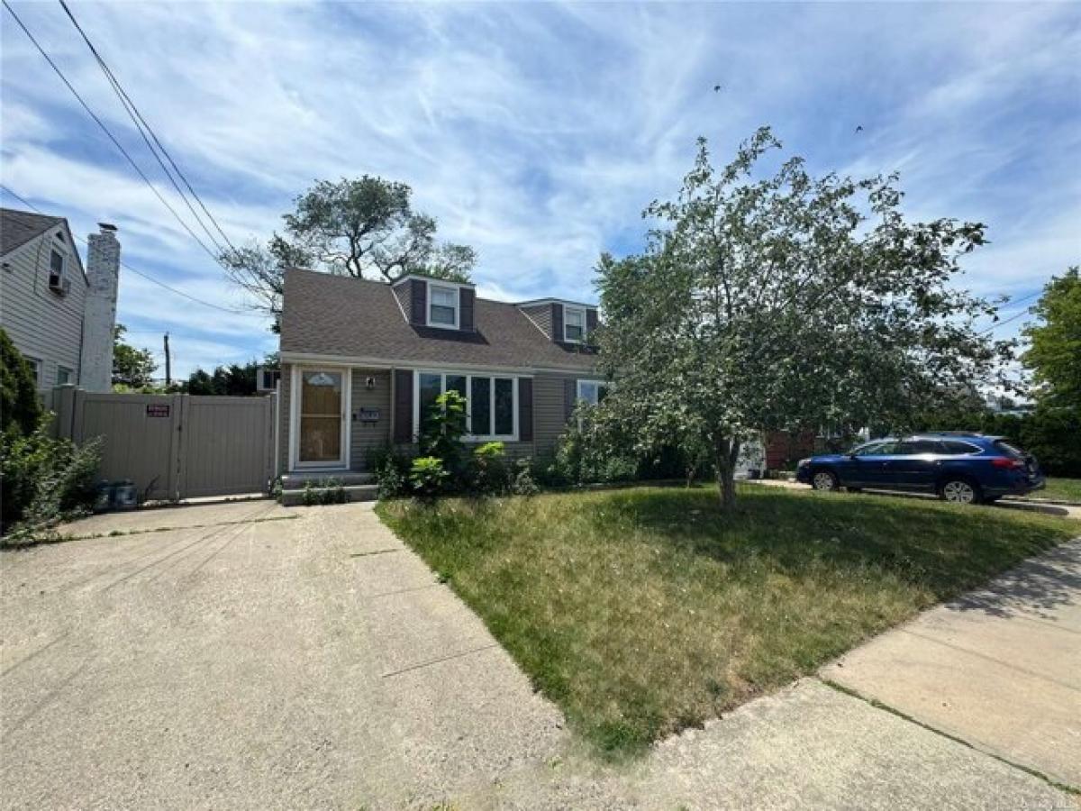 Picture of Home For Sale in Franklin Square, New York, United States