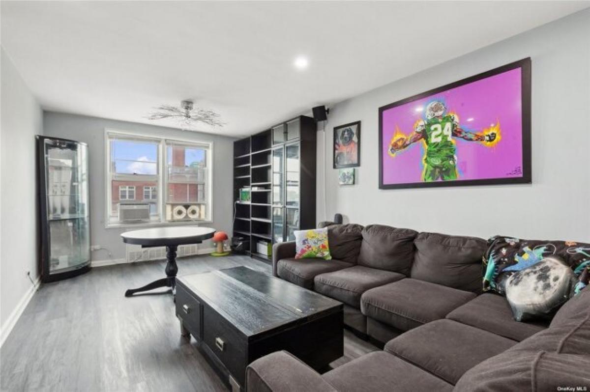 Picture of Home For Sale in Jackson Heights, New York, United States