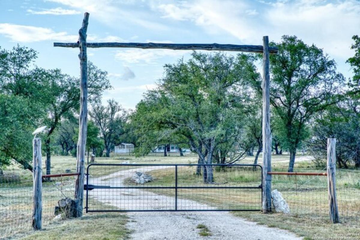 Picture of Home For Sale in Utopia, Texas, United States