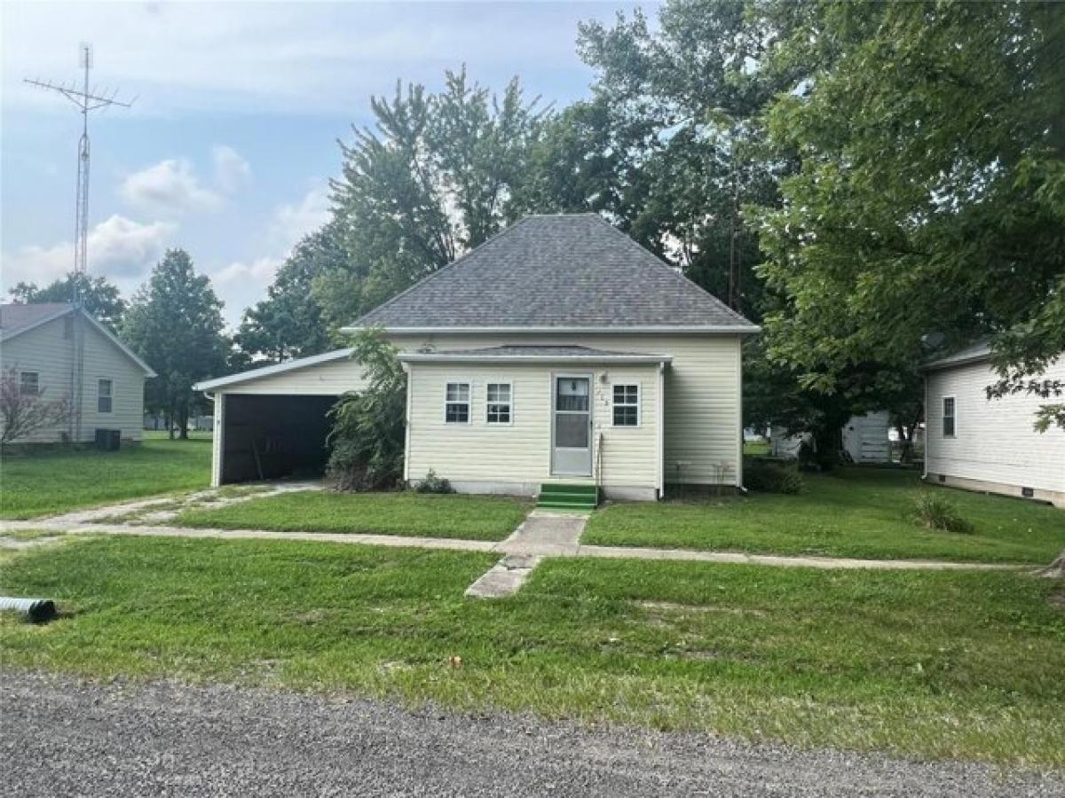 Picture of Home For Sale in Brownstown, Illinois, United States