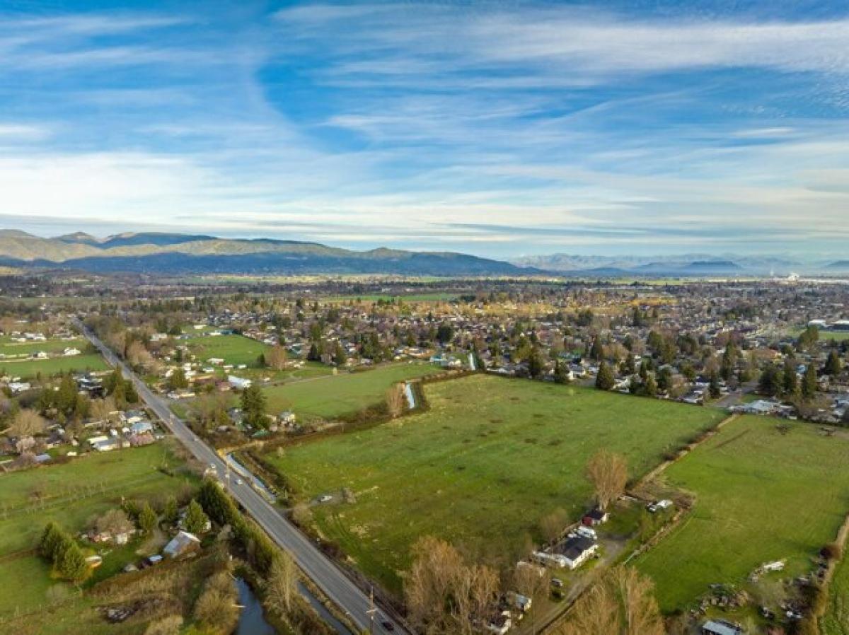 Picture of Residential Land For Sale in Medford, Oregon, United States