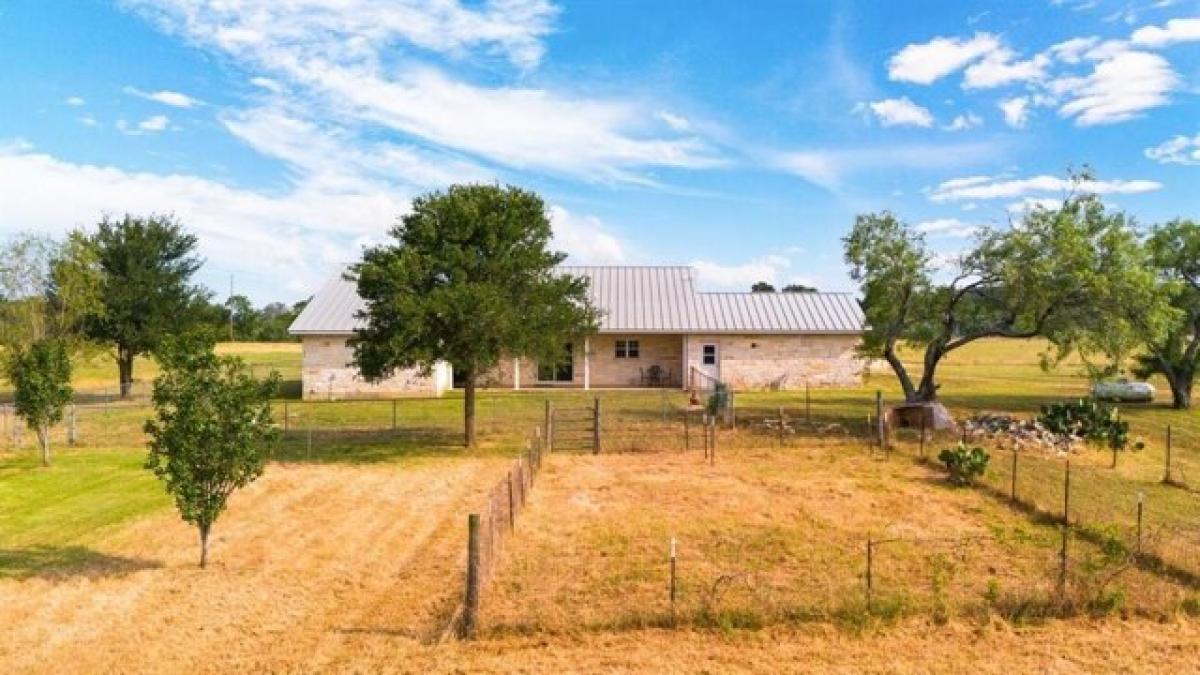 Picture of Home For Sale in Dale, Texas, United States