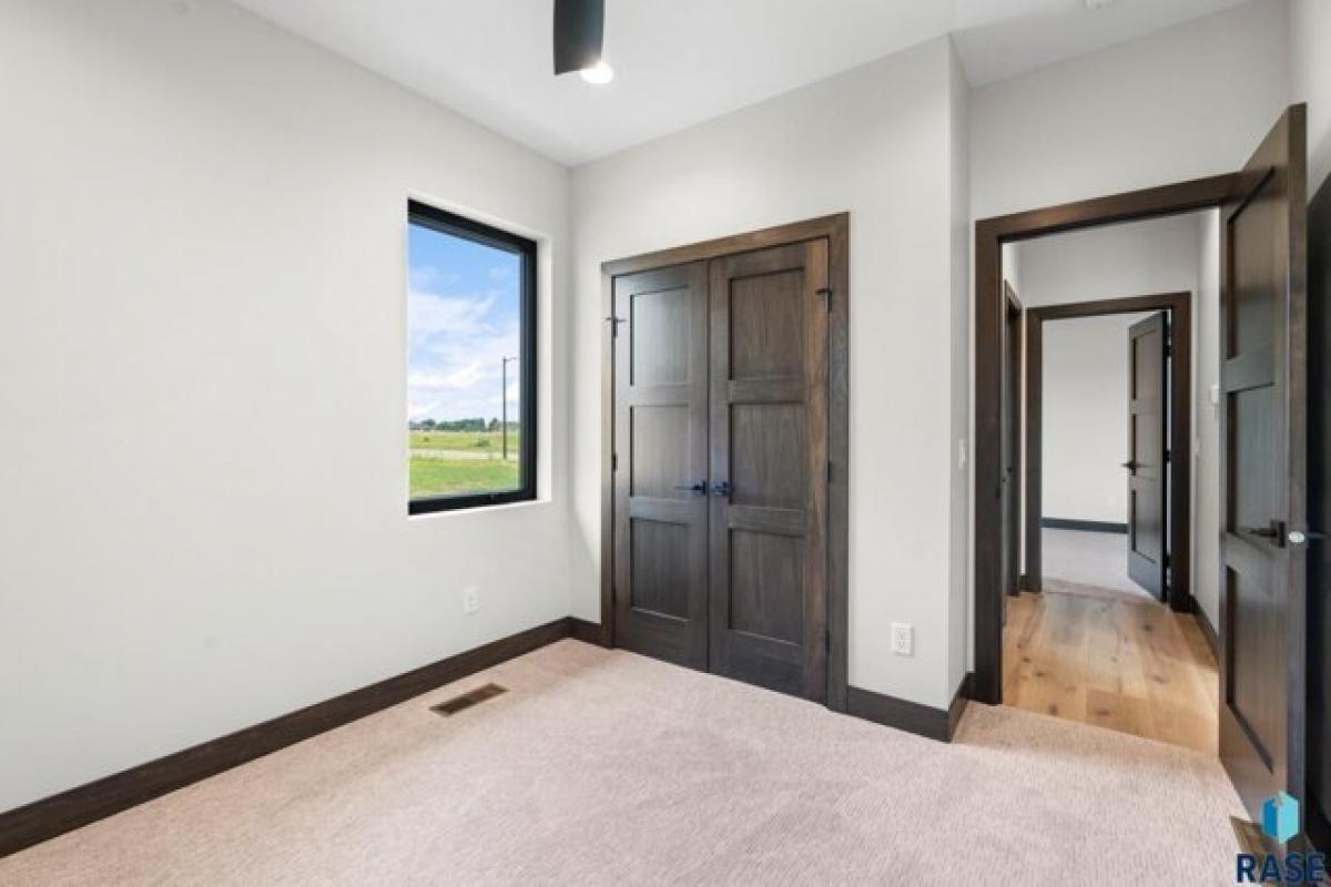 Picture of Home For Sale in Harrisburg, South Dakota, United States