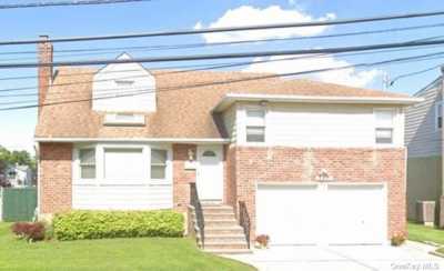 Home For Sale in Oceanside, New York