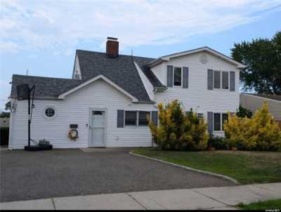 Home For Rent in Wantagh, New York