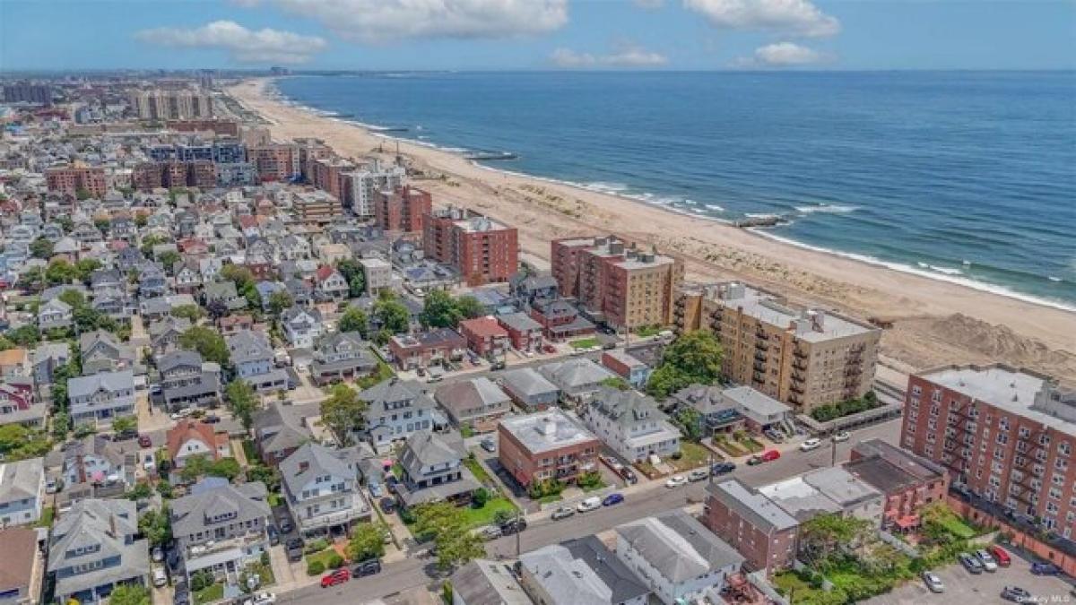 Picture of Home For Sale in Rockaway Park, New York, United States