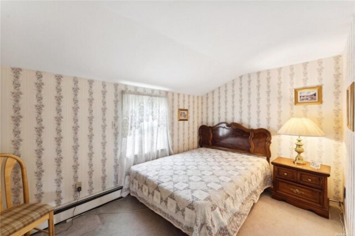 Picture of Home For Sale in Levittown, New York, United States